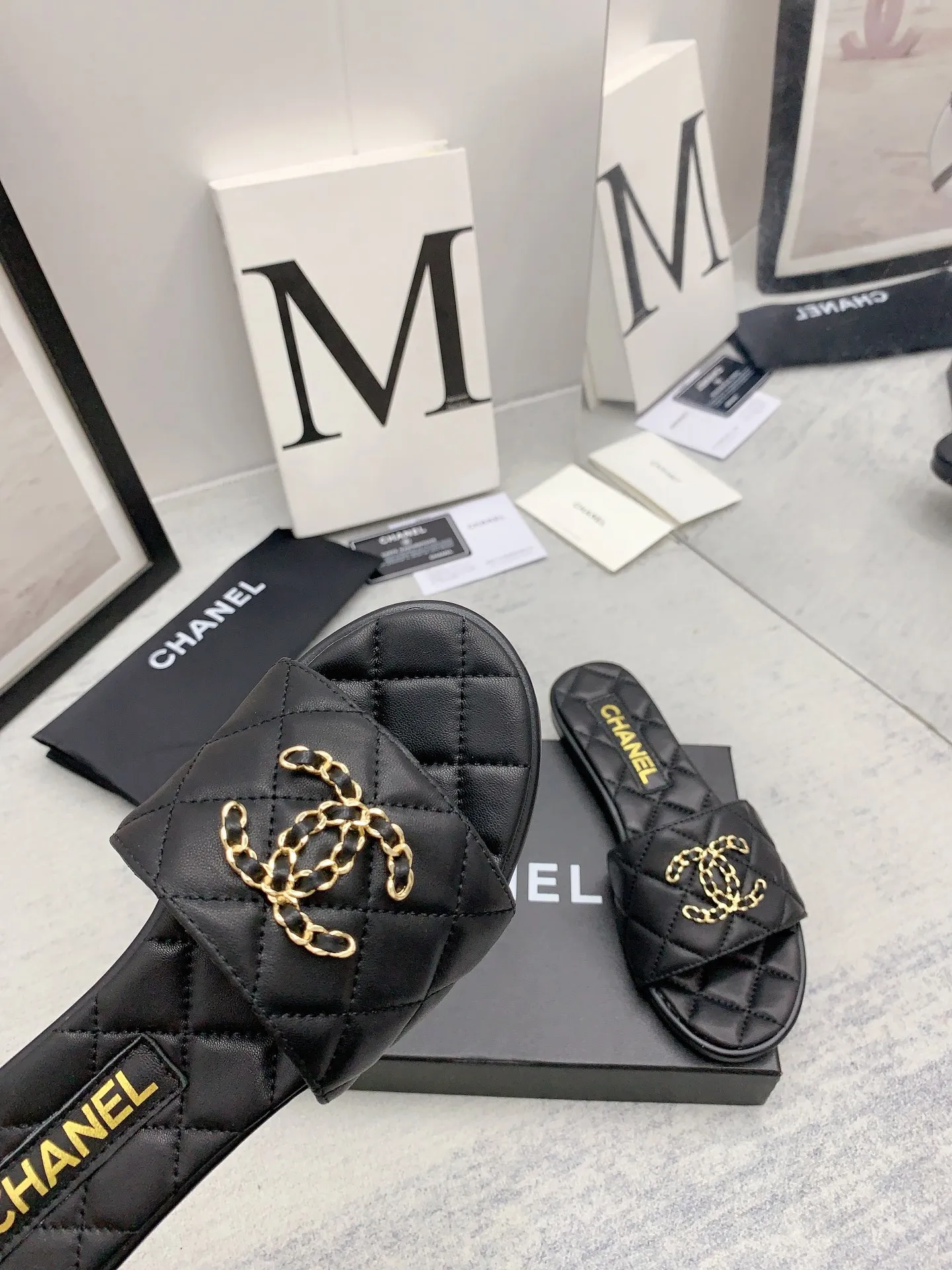 👟👟Ex-factory price 440👟👟 (high version) [CHANEL] Chanel 2023AW super popular heavy craft hardware buckle motorcycle series💃🏻💃🏻💃🏻 ⚡️Authentic grade⚡️Top-grade version~ It is not on the same level as any version of the spot version in the domestic market. It is absolutely corresponding to the genuine product🤘🏻🤘🏻The original top-grade genuine leather sole is a real heavy craftsmanship and is OEMed by top domestic partners and costs a lot of money! There are more details, including hardware buckles, which are completely corresponding to the genuine products. You can compare them at the counter at will ✅ Upper: sheepskin ✅ Inner: imported sheepskin.. ✅ Outsole: genuine leather ✅ Heel height: flat ✅ Size: 35 to 40